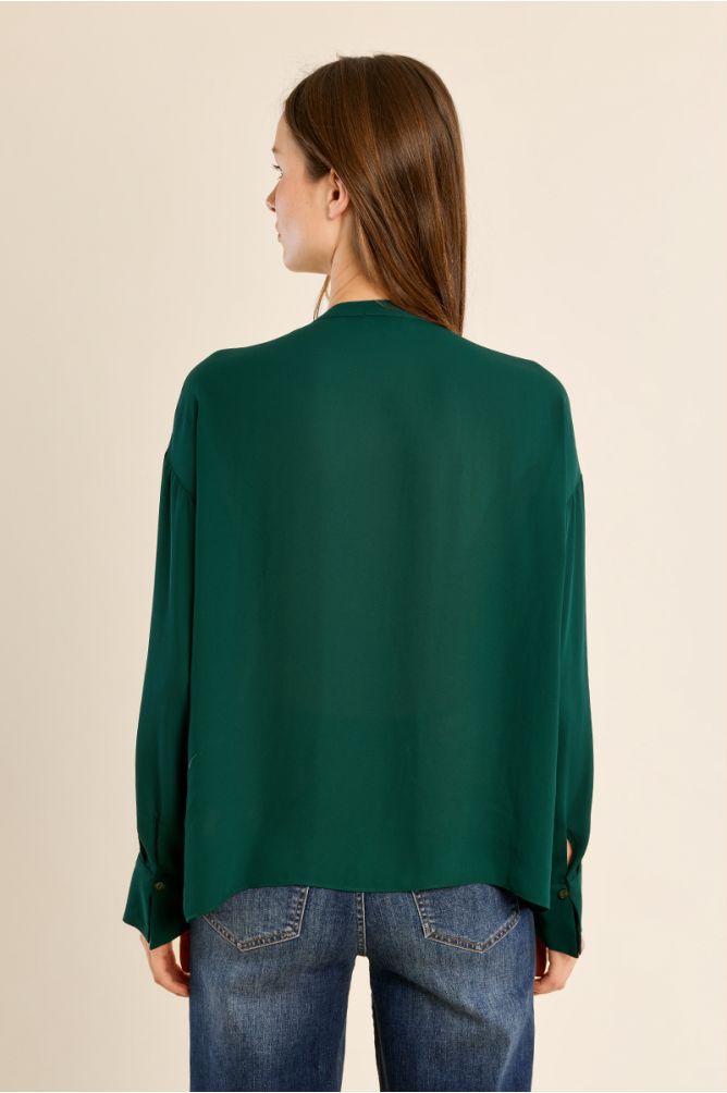 Fluid blouse with collar