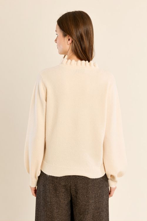 Pull en maille col volanté