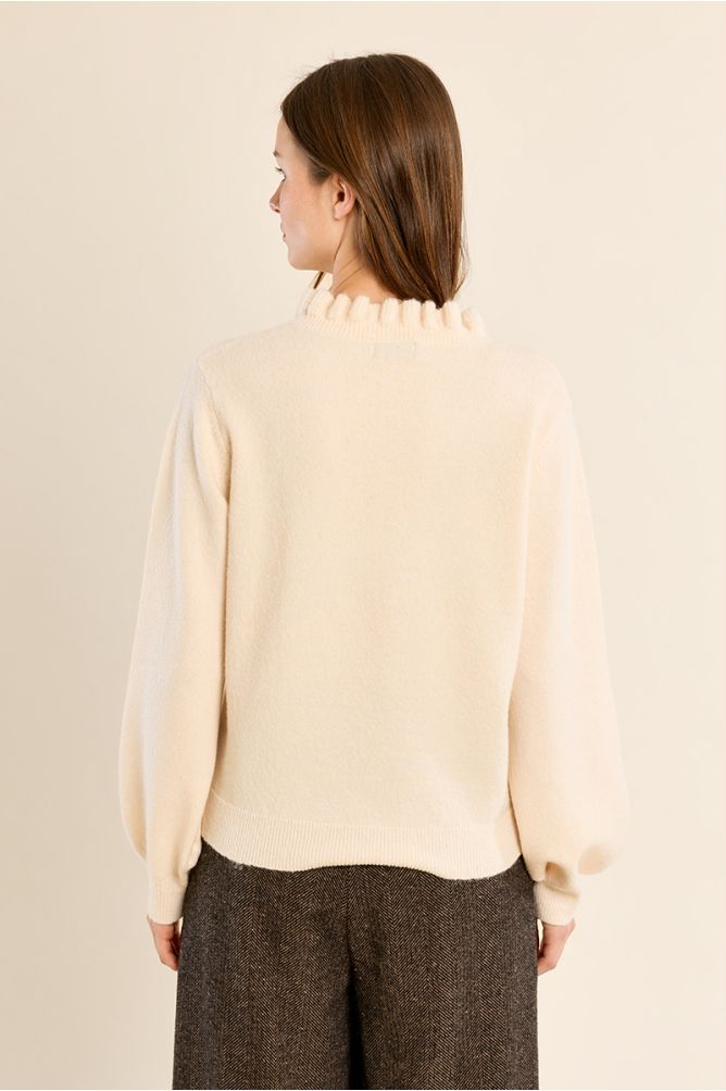 Pull en maille col volanté