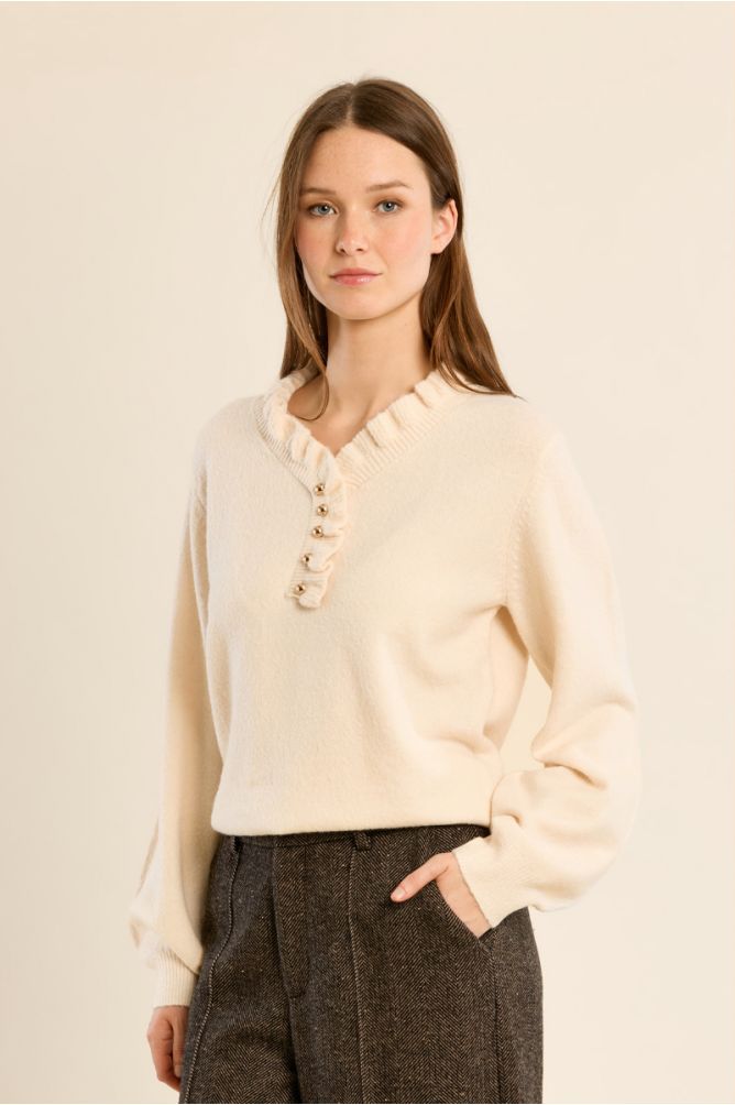 Pull en maille col volanté