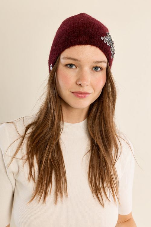 Bonnet en tricot, fleur brodée