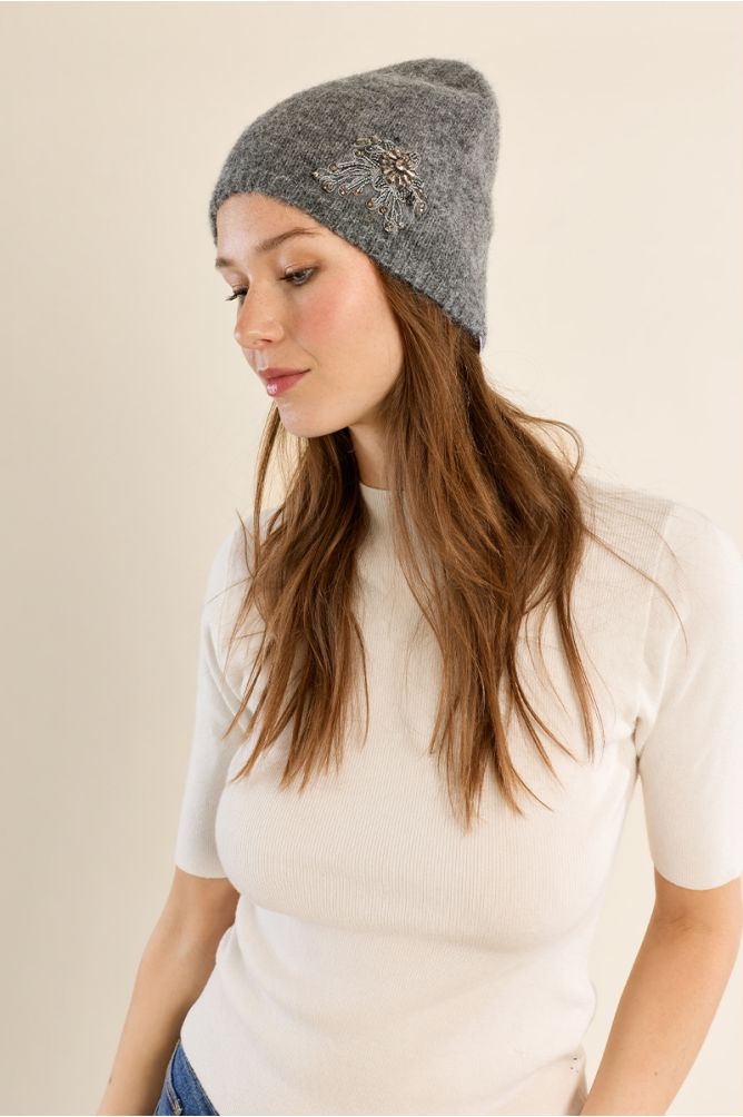 Bonnet en tricot, fleur brodée