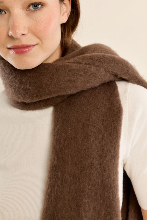 Knitted scarf, fringed