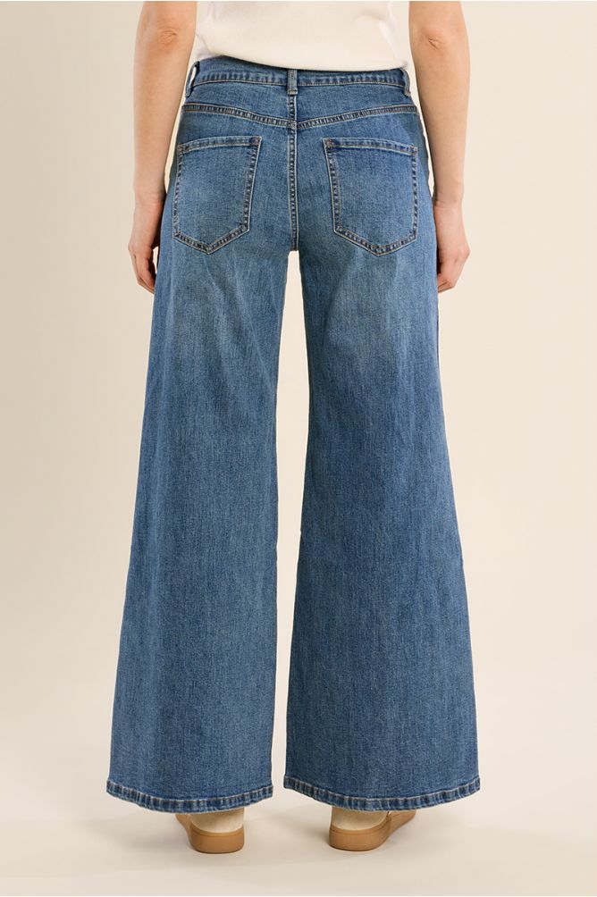 Denim large, détails clous