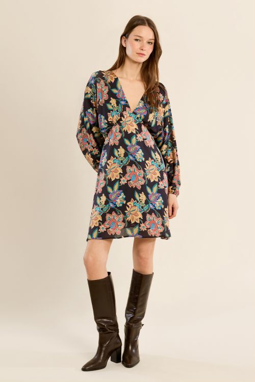 Vestido corto de manga larga con estampado