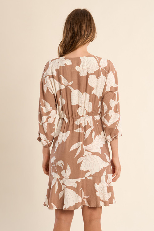 Vestido de media manga, con estampado y volantes.