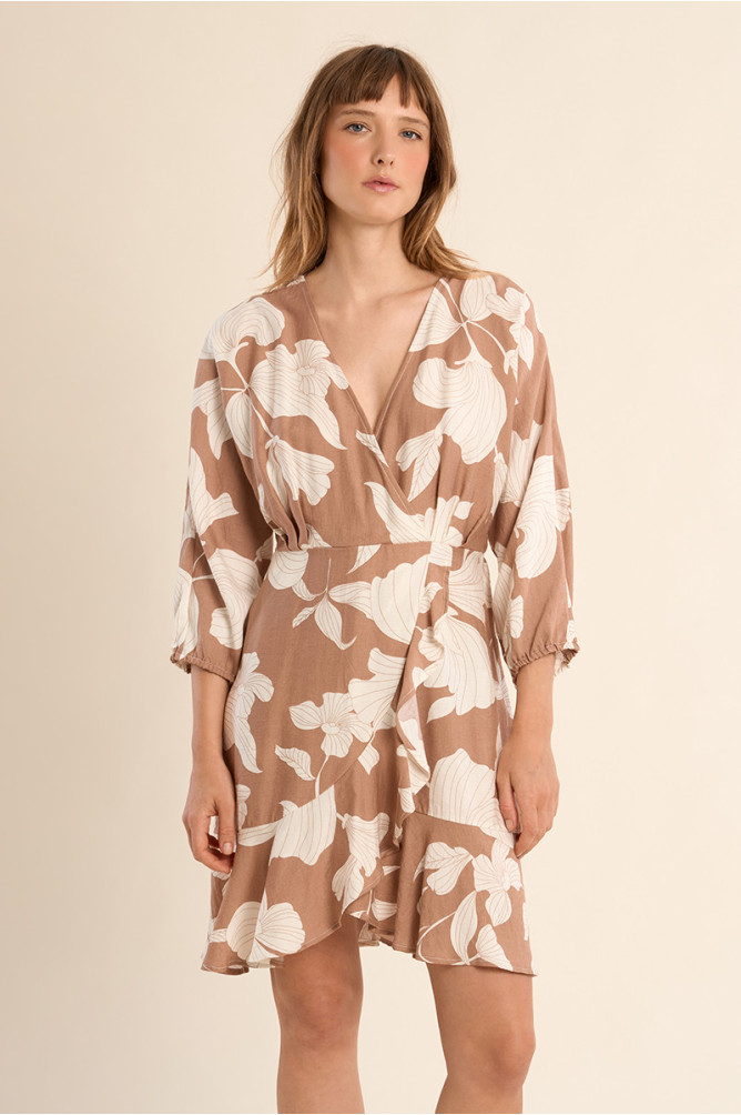 Vestido de media manga, con estampado y volantes.