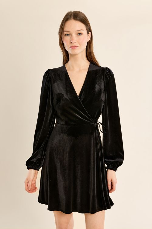 Vestido corto de manga larga aterciopelado