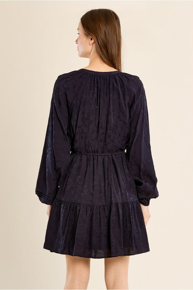 Robe ajustée à volants ceintrée