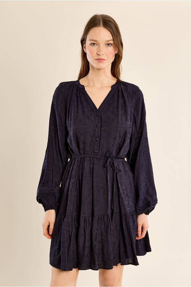 Robe ajustée à volants ceintrée