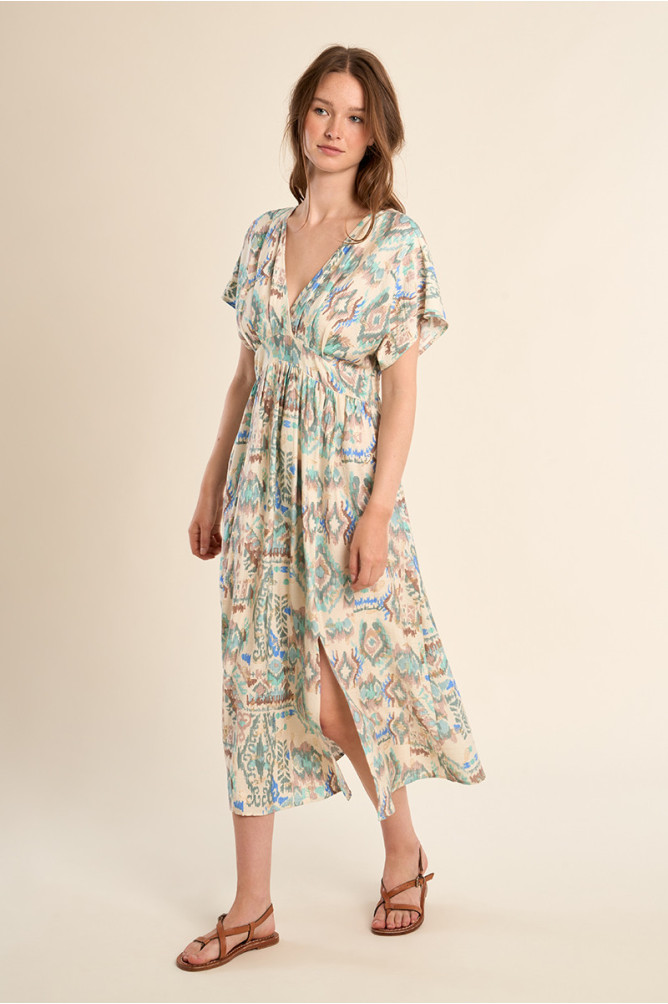 Vestido largo, de manga mariposa, con estampado.