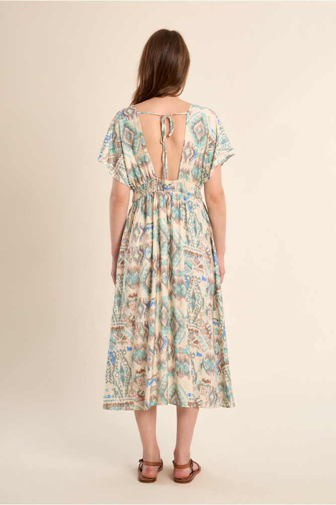 Vestido largo, de manga mariposa, con estampado.