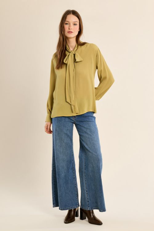 Blouse with collar