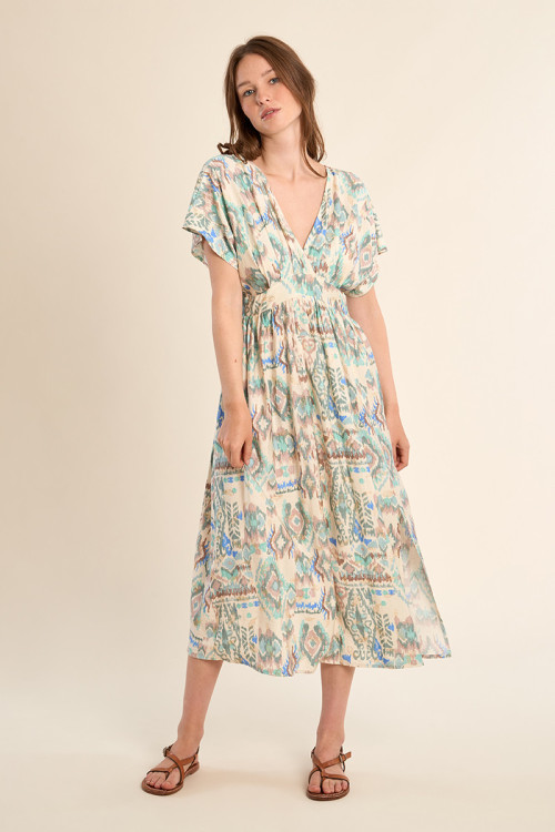 Vestido largo, de manga mariposa, con estampado.