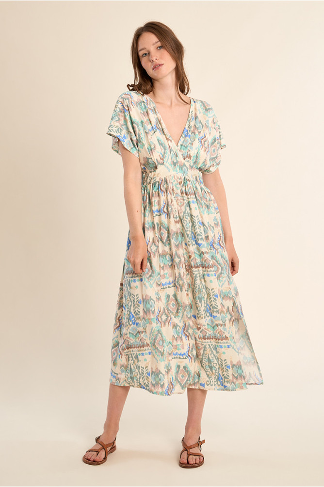 Vestido largo, de manga mariposa, con estampado.