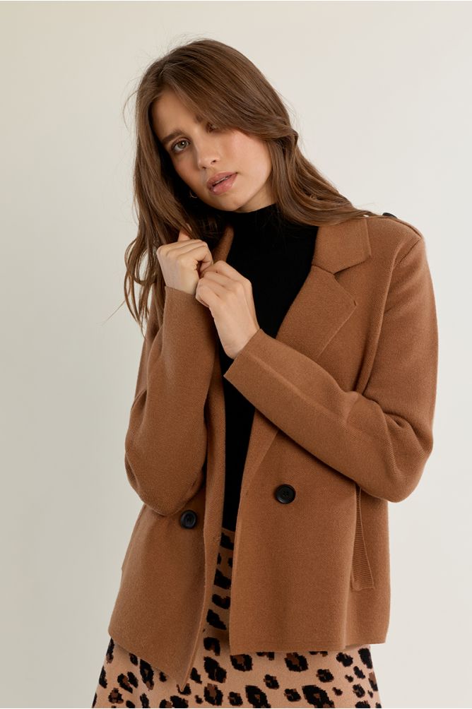 Abrigo corto con cuello y solapa