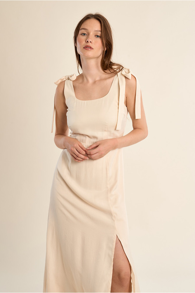 Vestido largo, de tirantes, detalle lazos.