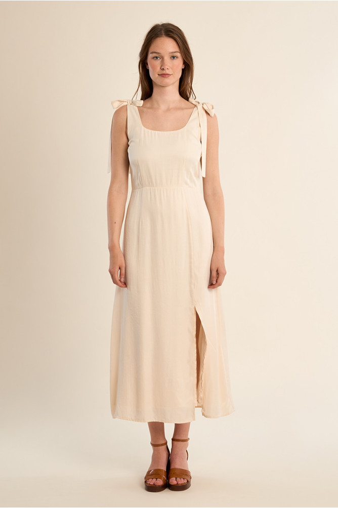 Vestido largo, de tirantes, detalle lazos.