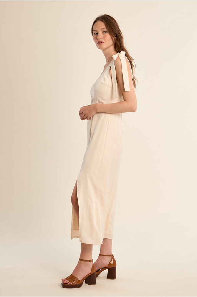 Vestido largo, de tirantes, detalle lazos.
