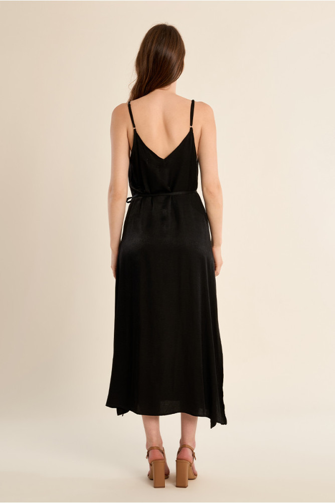 Vestido largo, de tirantes, con lazada.