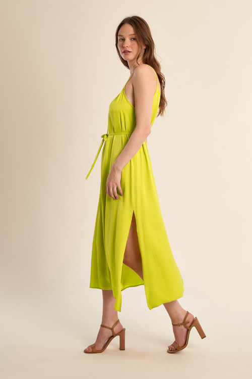Vestido largo, de tirantes, con lazada.