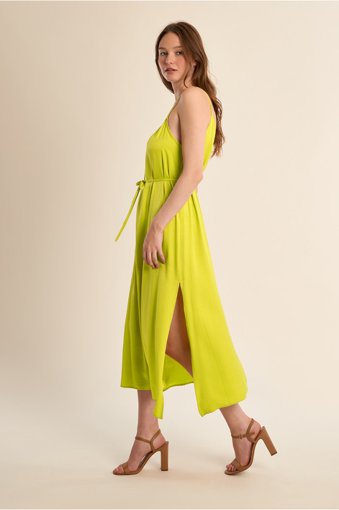 Vestido largo, de tirantes, con lazada.