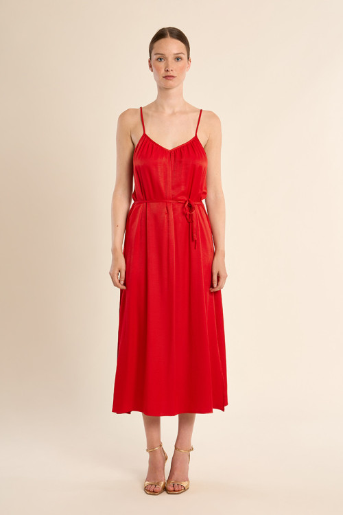Vestido largo, de tirantes, con lazada.