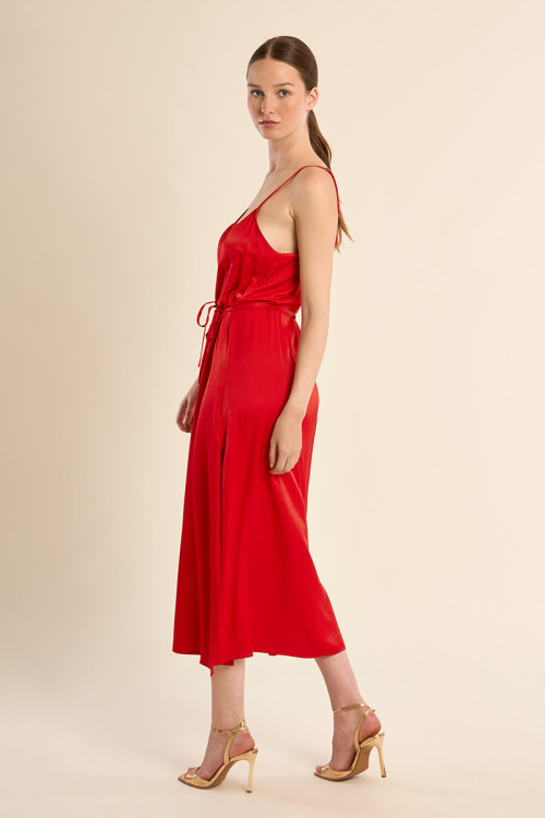 Vestido largo, de tirantes, con lazada.