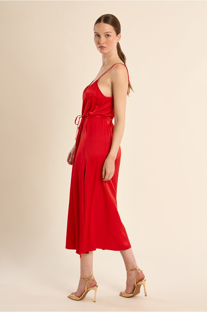 Vestido largo, de tirantes, con lazada.