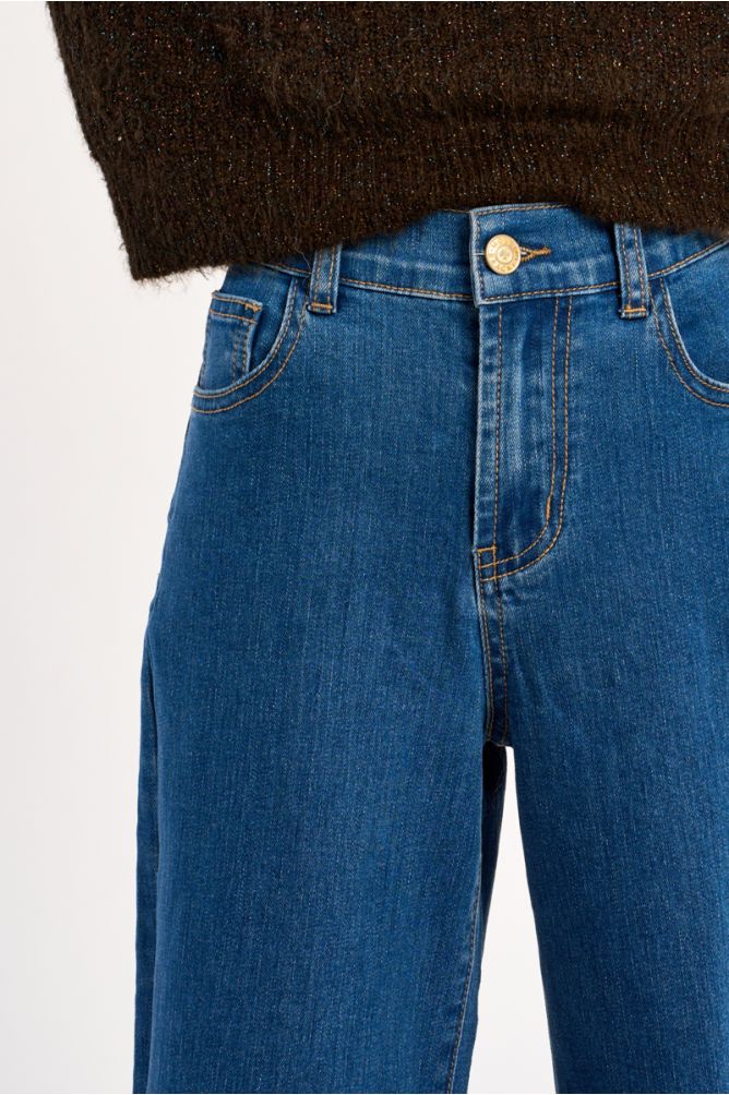 Pantalón vaquero con perneras anchas