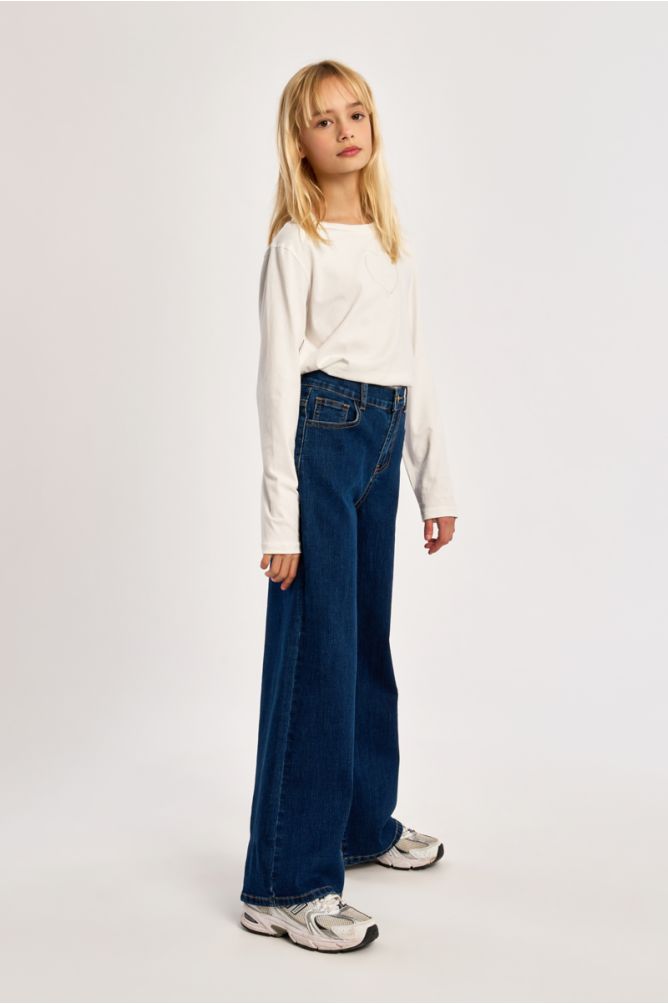 Pantalón vaquero con perneras anchas