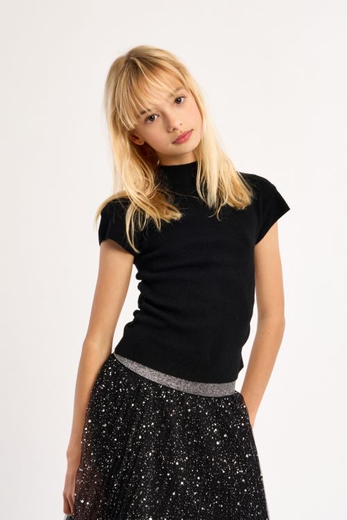 Jersey de manga caída y cuello semi elevado.