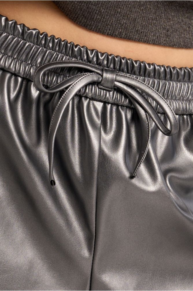 Short noué, effet simili-cuir