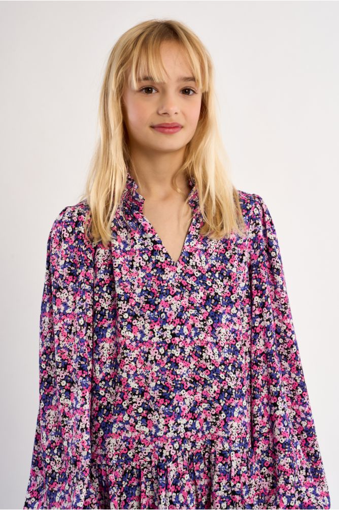 Robe volantée, motif fleuri