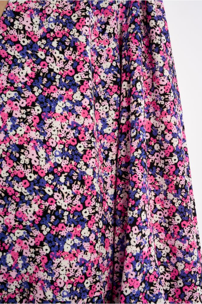 Robe volantée, motif fleuri