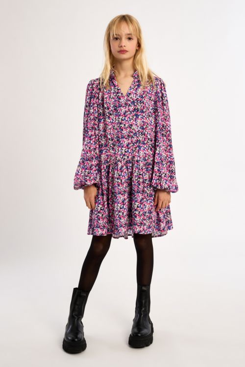 Robe volantée, motif fleuri