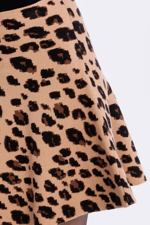 Falda corta elástica con estampado animal