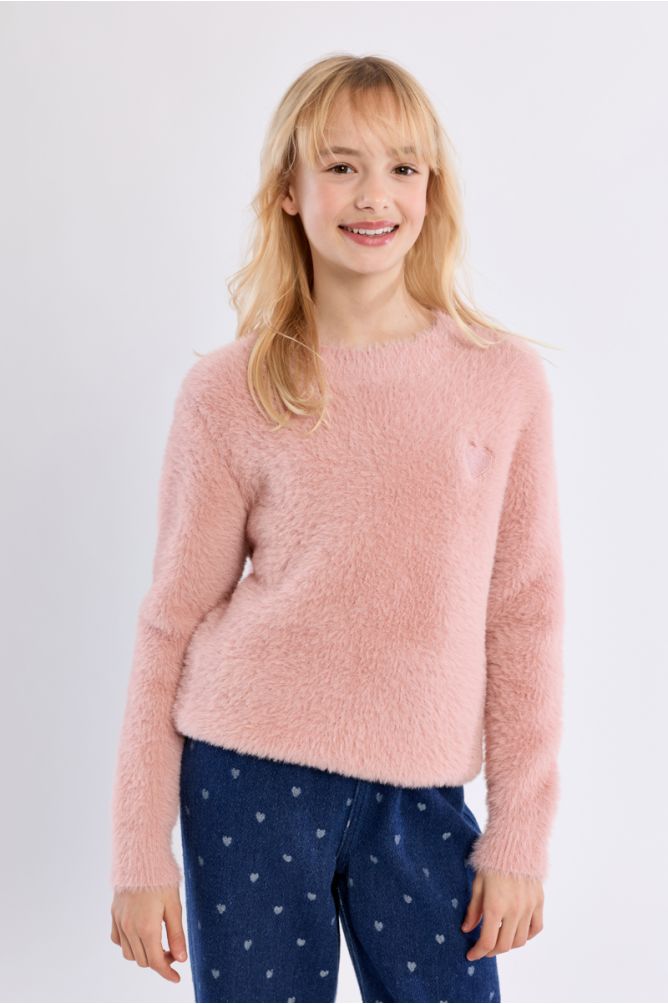 Pull duveteux, cœur brodé