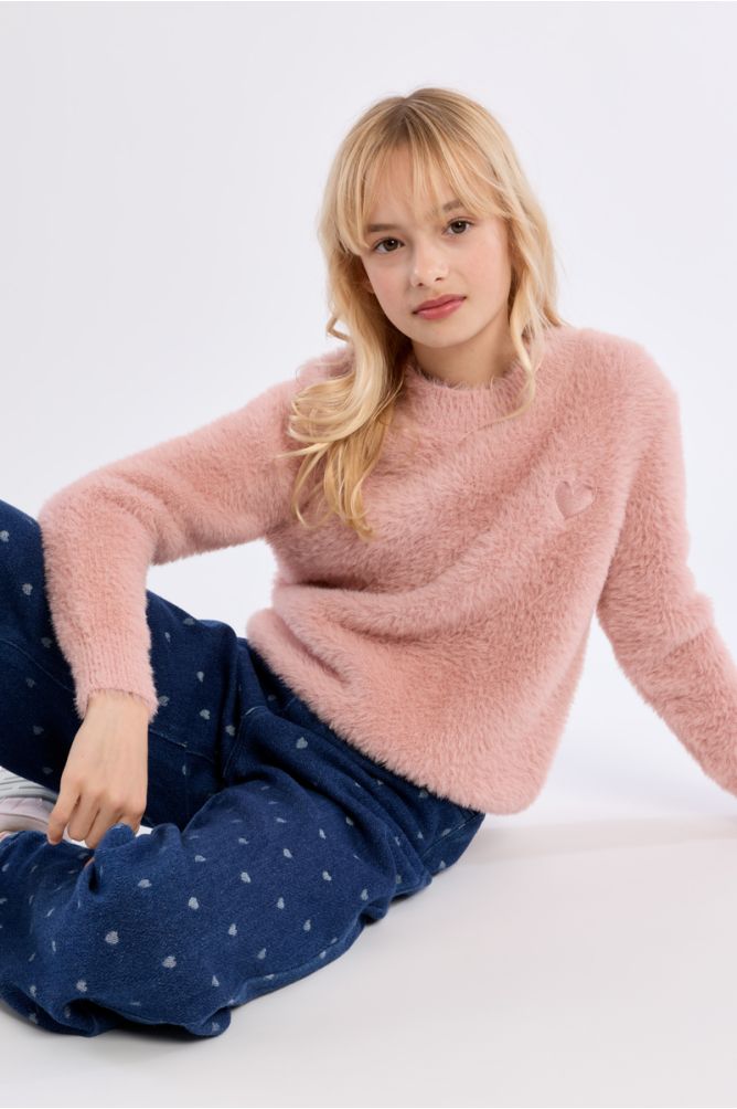 Pull duveteux, cœur brodé