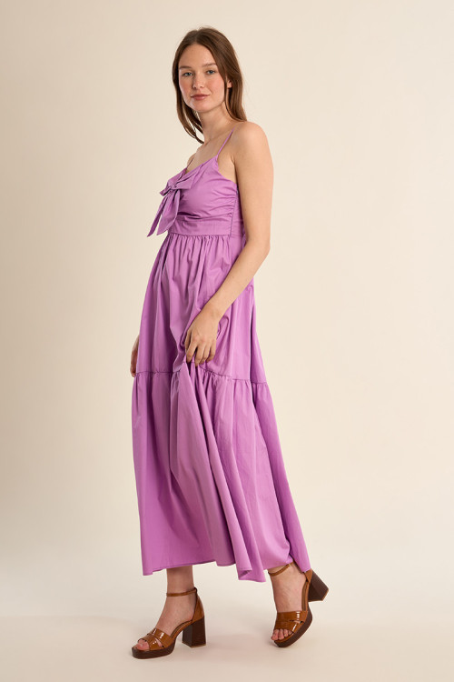 Vestido largo, de tirantes y lazada.