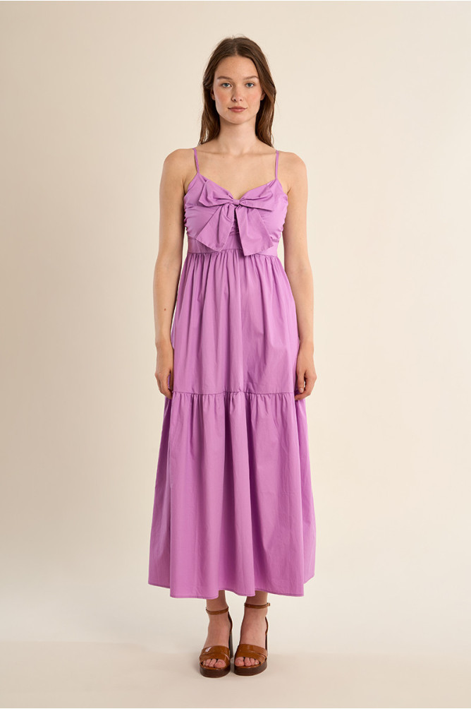 Vestido largo, de tirantes y lazada.