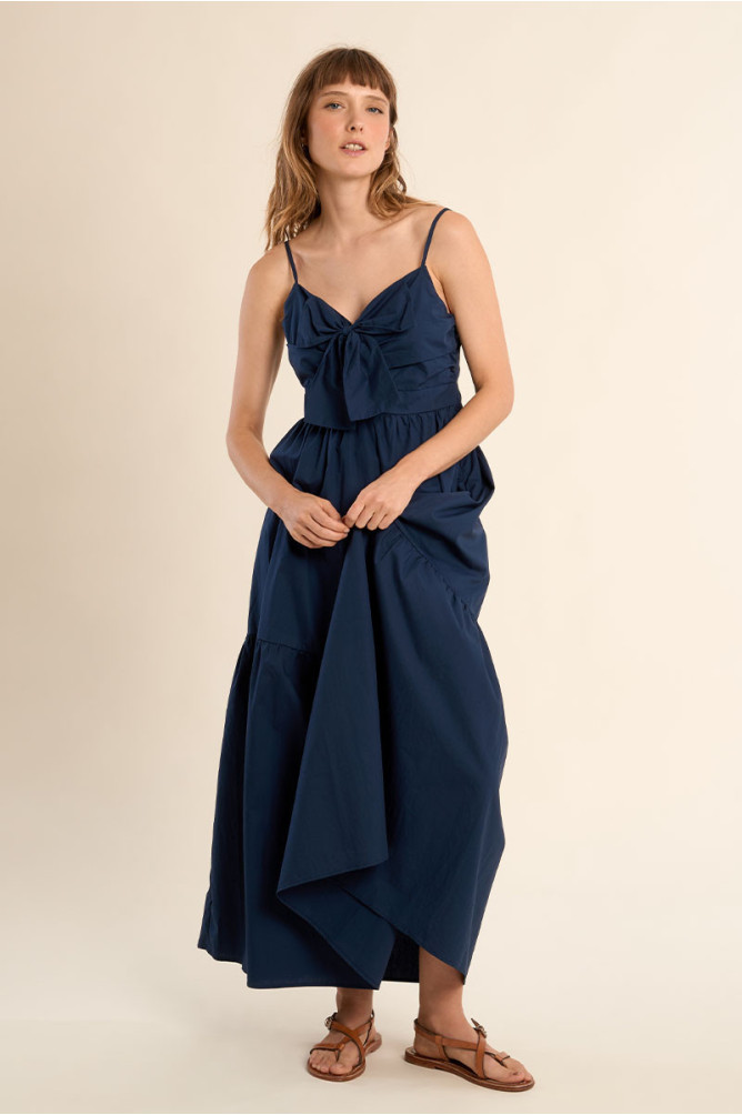 Vestido largo, de tirantes y lazada.