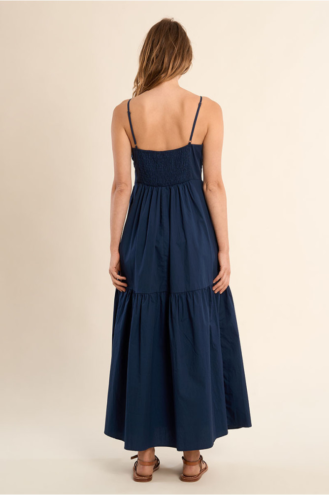 Vestido largo, de tirantes y lazada.