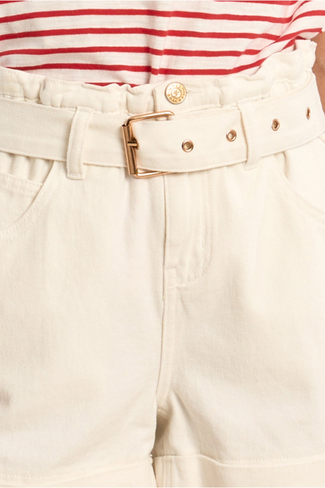 Short de mujer vaquero, con cinturón.