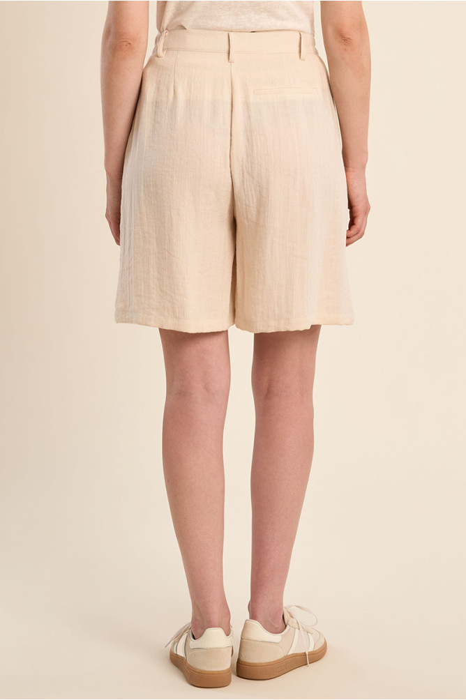 Short de mujer recto, detalle pinzas.