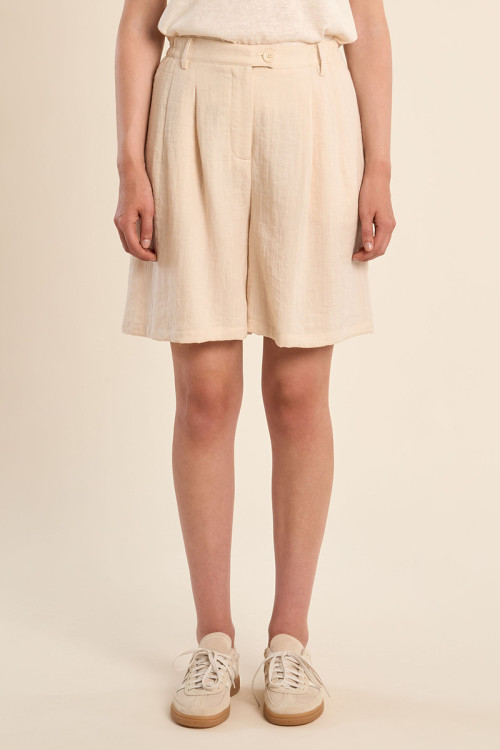 Short de mujer recto, detalle pinzas.