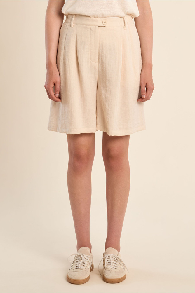 Short de mujer recto, detalle pinzas.