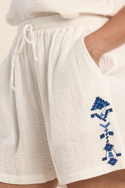 Short brodé, en gaze de coton