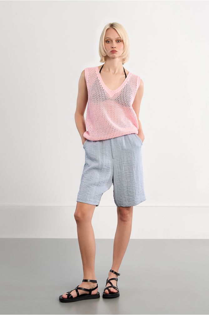 Sleeveless knitted sweater