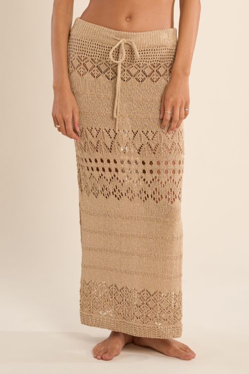 Falda larga, de crochet.